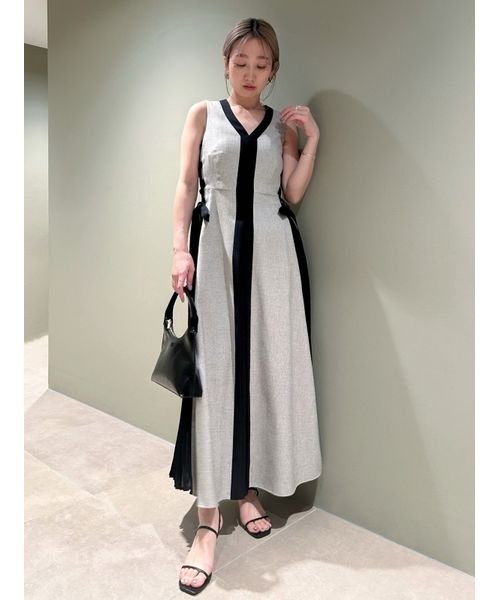 【WEB限定サイズあり】サイドプリーツバイカラーワンピース ラインはブラック
