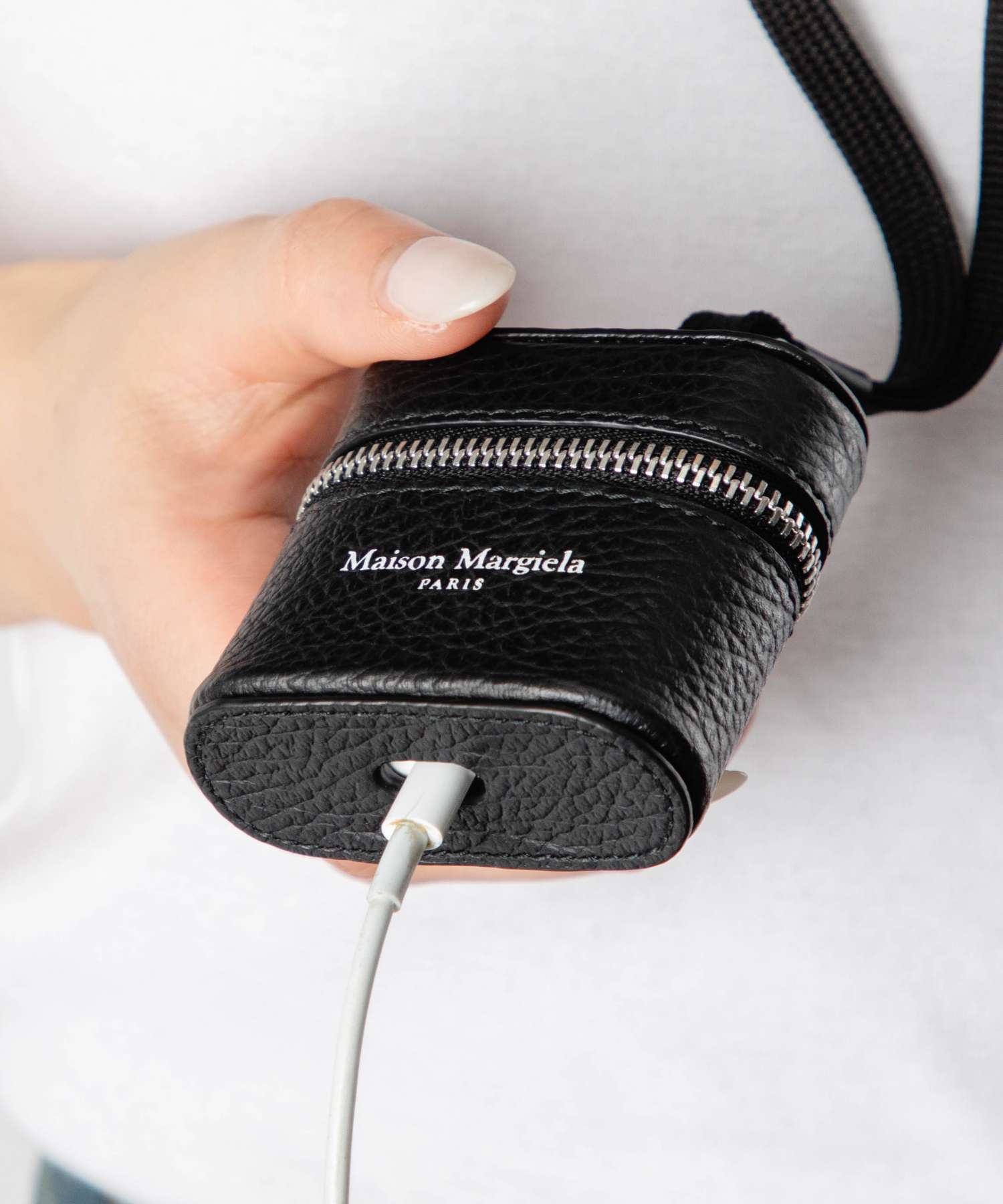 未使用に近い◎メゾンマルジェラ AirPodsケース ストラップ付 レザー 黒 中古・古着通販】Maison Margiela (メゾンマルジェラ) AirPods