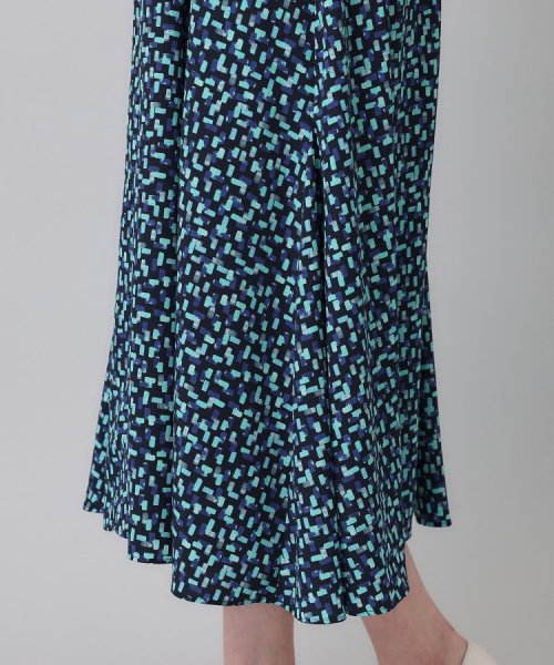 【半袖ワンピ／ミモレ丈】幾何学柄　美シルエットワンピース 