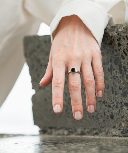 decor『デコール』　石のリング オニキス 商品説明ブラックオニキスの石言葉は「成功」「忍耐」「魔除け」など。お守りの様に身に付けて頂けます。スクエア Y1401109917(10725円)