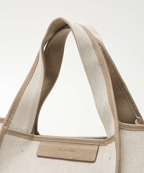 【FEEL AND TASTE】トートバッグ 商品説明キャンバス素材にレザーパイピングが特徴的なトートバッグ。マチがしっかり KUE2442304078(18722円)