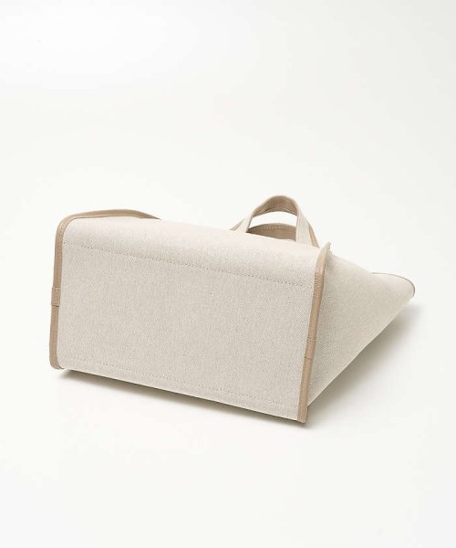 【FEEL AND TASTE】トートバッグ 商品説明キャンバス素材にレザーパイピングが特徴的なトートバッグ。マチがしっかり KUE2442304078(18722円)