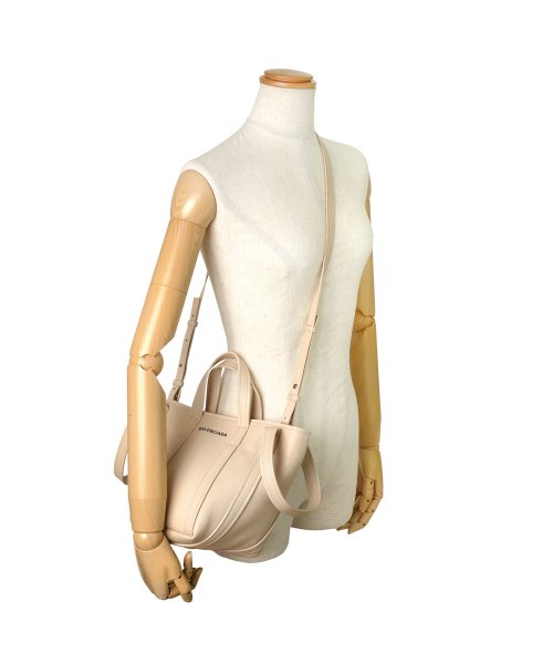 BALENCIAGA バレンシアガ トートバッグ 672793 15YUN 9560 BALENCIAGA トートバッグ 15YUN EVERYDAY ノースサウス サンドベージュ SAND BEIGE