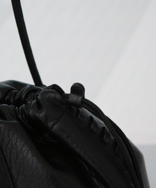 ADD CULUMN/TURN WIDE DRST ADD CULUMN/TURN WIDE CULUMN アドカラム クラフトマンシップを感じさせる仕様が特徴の TURN シリーズ PCやタブレットを収納しやすいワイドな巾着タイプのバッグ