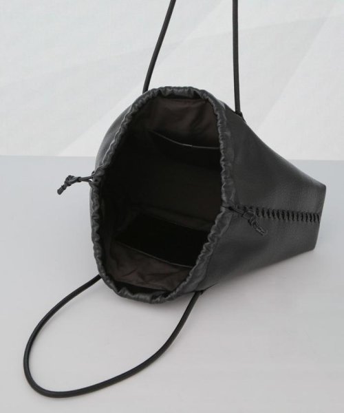 ADD CULUMN/TURN WIDE DRST ADD CULUMN/TURN WIDE CULUMN アドカラム クラフトマンシップを感じさせる仕様が特徴の TURN シリーズ PCやタブレットを収納しやすいワイドな巾着タイプのバッグ