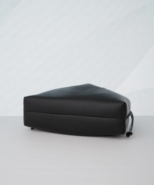 ADD CULUMN/TURN WIDE DRST ADD CULUMN/TURN WIDE CULUMN アドカラム クラフトマンシップを感じさせる仕様が特徴の TURN シリーズ PCやタブレットを収納しやすいワイドな巾着タイプのバッグ