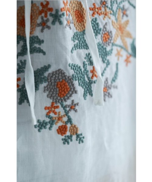 CAWAII(カワイイ)/肌ざわり柔らかな花刺繍シアーブラウストップス/img01
