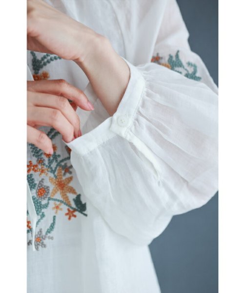 CAWAII(カワイイ)/肌ざわり柔らかな花刺繍シアーブラウストップス/img07