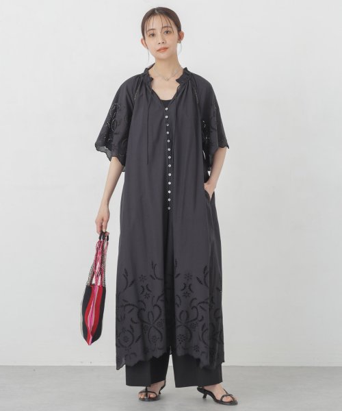 インドシフリー刺繍ワンピース 袖口に大胆にシフリー刺繍を施し スカラップにカットした贅沢な作りのワンピース