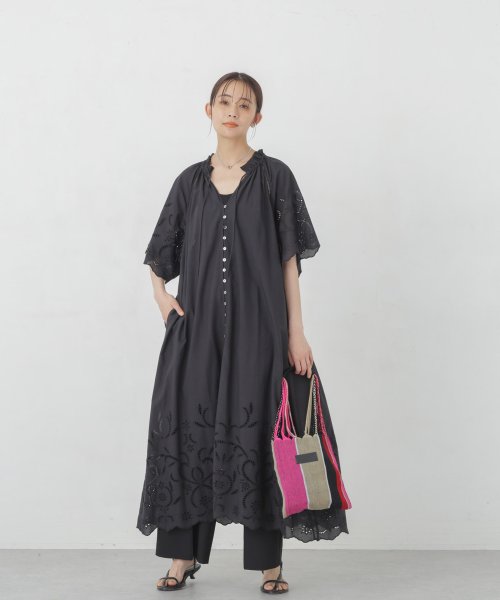インドシフリー刺繍ワンピース 袖口に大胆にシフリー刺繍を施し スカラップにカットした贅沢な作りのワンピース