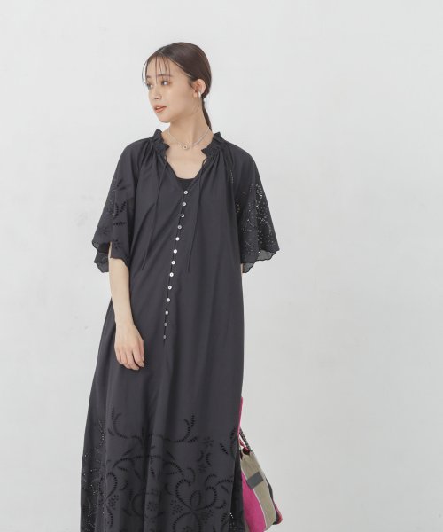 インドシフリー刺繍ワンピース 袖口に大胆にシフリー刺繍を施し スカラップにカットした贅沢な作りのワンピース
