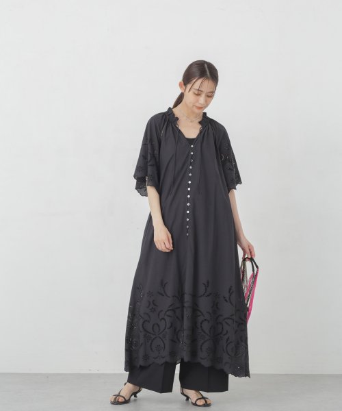 インドシフリー刺繍ワンピース 袖口に大胆にシフリー刺繍を施し スカラップにカットした贅沢な作りのワンピース