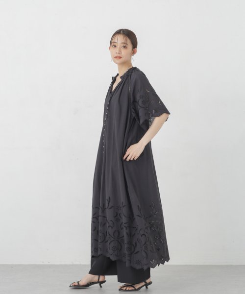 インドシフリー刺繍ワンピース 袖口に大胆にシフリー刺繍を施し スカラップにカットした贅沢な作りのワンピース