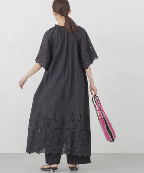インドシフリー刺繍ワンピース 袖口に大胆にシフリー刺繍を施し スカラップにカットした贅沢な作りのワンピース