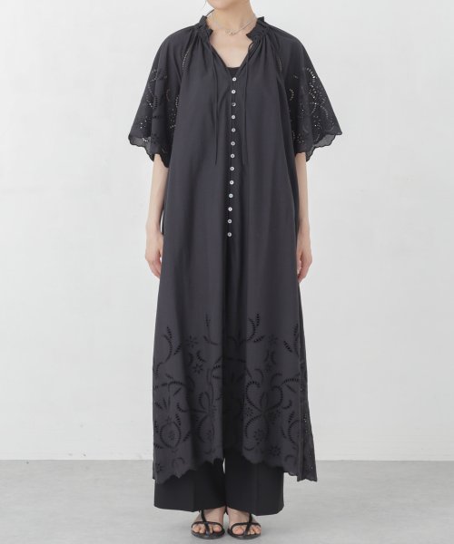 インドシフリー刺繍ワンピース 袖口に大胆にシフリー刺繍を施し スカラップにカットした贅沢な作りのワンピース