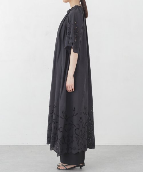 インドシフリー刺繍ワンピース 袖口に大胆にシフリー刺繍を施し スカラップにカットした贅沢な作りのワンピース