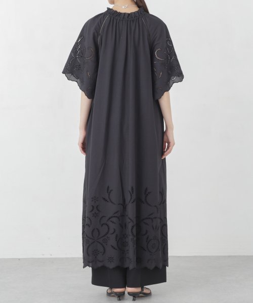 インドシフリー刺繍ワンピース 袖口に大胆にシフリー刺繍を施し スカラップにカットした贅沢な作りのワンピース