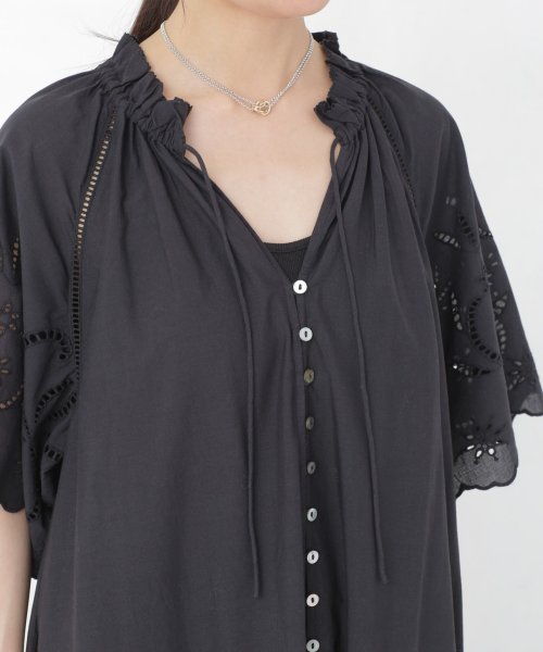 インドシフリー刺繍ワンピース 袖口に大胆にシフリー刺繍を施し スカラップにカットした贅沢な作りのワンピース