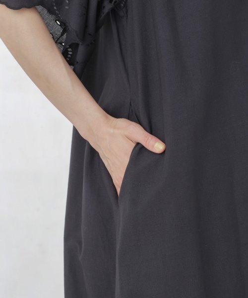 インドシフリー刺繍ワンピース 袖口に大胆にシフリー刺繍を施し スカラップにカットした贅沢な作りのワンピース