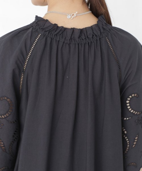 インドシフリー刺繍ワンピース 袖口に大胆にシフリー刺繍を施し スカラップにカットした贅沢な作りのワンピース