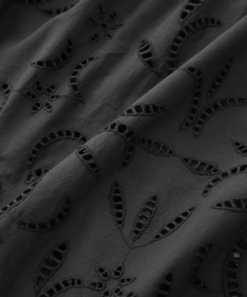 インドシフリー刺繍ワンピース 袖口に大胆にシフリー刺繍を施し スカラップにカットした贅沢な作りのワンピース