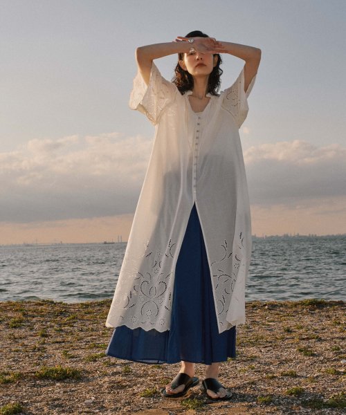 インドシフリー刺繍ワンピース 袖口に大胆にシフリー刺繍を施し スカラップにカットした贅沢な作りのワンピース