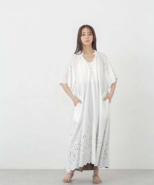 インドシフリー刺繍ワンピース 袖口に大胆にシフリー刺繍を施し スカラップにカットした贅沢な作りのワンピース