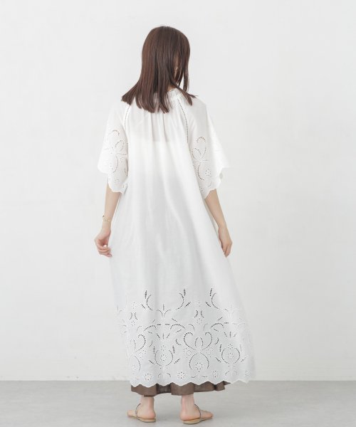 インドシフリー刺繍ワンピース 袖口に大胆にシフリー刺繍を施し スカラップにカットした贅沢な作りのワンピース