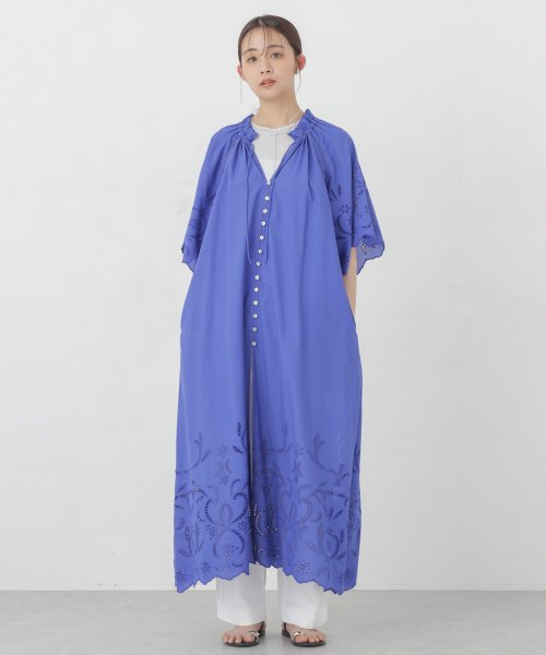 インドシフリー刺繍ワンピース 袖口に大胆にシフリー刺繍を施し スカラップにカットした贅沢な作りのワンピース