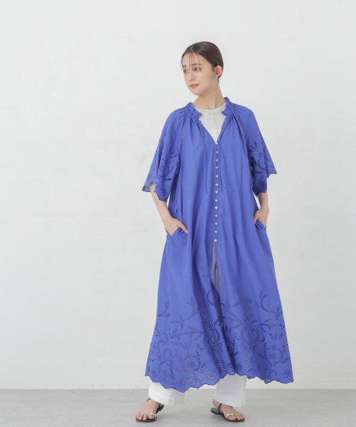 インドシフリー刺繍ワンピース 袖口に大胆にシフリー刺繍を施し スカラップにカットした贅沢な作りのワンピース