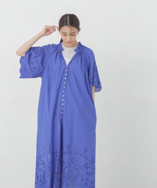 インドシフリー刺繍ワンピース 袖口に大胆にシフリー刺繍を施し スカラップにカットした贅沢な作りのワンピース