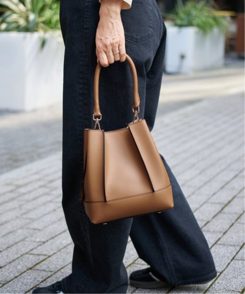 《追加予約》GIANNI NOTARO/ジャンニ ノターロ バケツガタバッグ 219/RUGA 商品説明メーカー品番：219/RUGA弊社カラー：メーカーカラーブラック(001)：NEROキャメル(025)：CUOIOイエロー(080)： F2039478243(15708円)