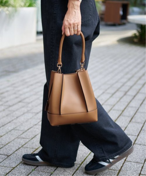 《追加予約》GIANNI NOTARO/ジャンニ ノターロ バケツガタバッグ 219/RUGA 商品説明メーカー品番：219/RUGA弊社カラー：メーカーカラーブラック(001)：NEROキャメル(025)：CUOIOイエロー(080)： F2039478243(15708円)