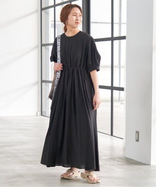 バックオープンワンピース 商品説明リラクシーなムードの高まるブラックカラーが着映える大人の夏ワンピースが登場。シンプルなフロントデザイン U1728899337(13200円)