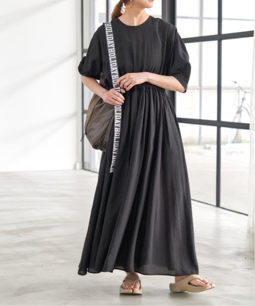 バックオープンワンピース 商品説明リラクシーなムードの高まるブラックカラーが着映える大人の夏ワンピースが登場。シンプルなフロントデザイン U1728899337(13200円)