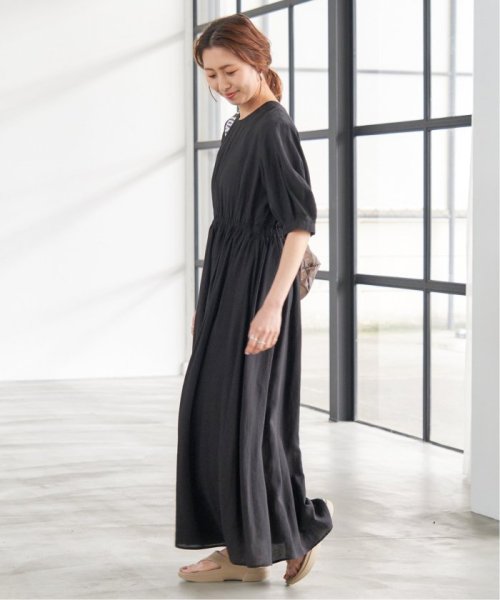 バックオープンワンピース 商品説明リラクシーなムードの高まるブラックカラーが着映える大人の夏ワンピースが登場。シンプルなフロントデザイン U1728899337(13200円)