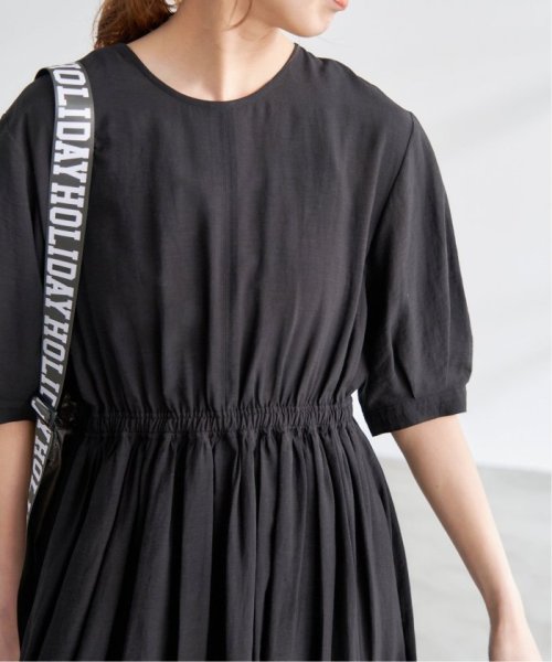 バックオープンワンピース 商品説明リラクシーなムードの高まるブラックカラーが着映える大人の夏ワンピースが登場。シンプルなフロントデザイン U1728899337(13200円)