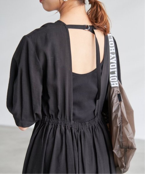 バックオープンワンピース 商品説明リラクシーなムードの高まるブラックカラーが着映える大人の夏ワンピースが登場。シンプルなフロントデザイン U1728899337(13200円)