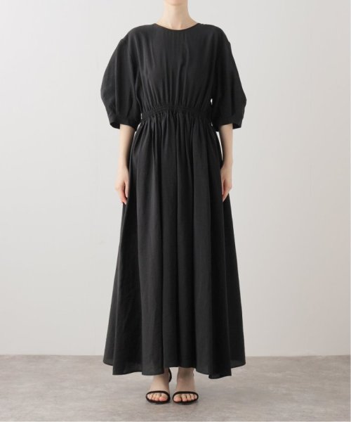 バックオープンワンピース 商品説明リラクシーなムードの高まるブラックカラーが着映える大人の夏ワンピースが登場。シンプルなフロントデザイン U1728899337(13200円)