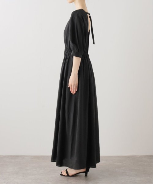 バックオープンワンピース 商品説明リラクシーなムードの高まるブラックカラーが着映える大人の夏ワンピースが登場。シンプルなフロントデザイン U1728899337(13200円)