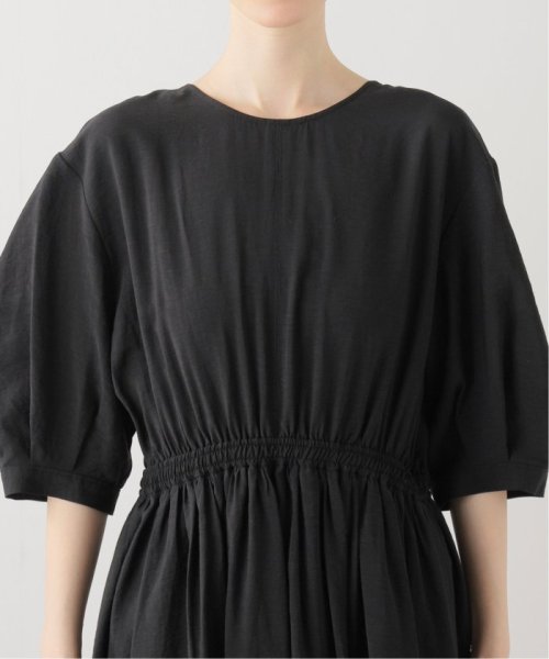 バックオープンワンピース 商品説明リラクシーなムードの高まるブラックカラーが着映える大人の夏ワンピースが登場。シンプルなフロントデザイン U1728899337(13200円)