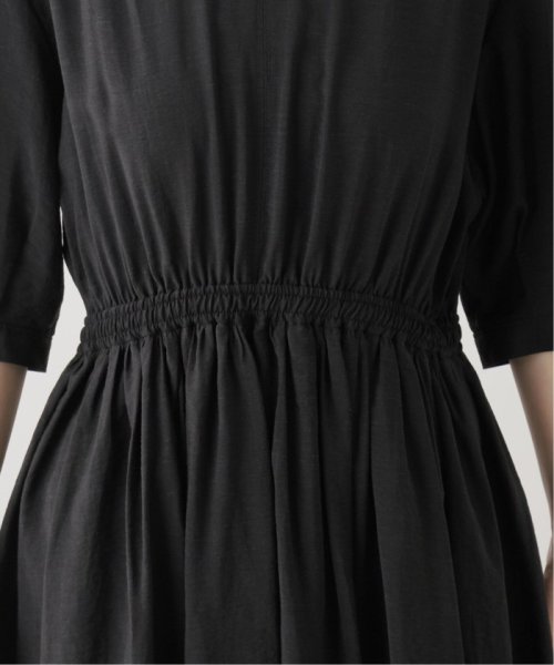 バックオープンワンピース 商品説明リラクシーなムードの高まるブラックカラーが着映える大人の夏ワンピースが登場。シンプルなフロントデザイン U1728899337(13200円)
