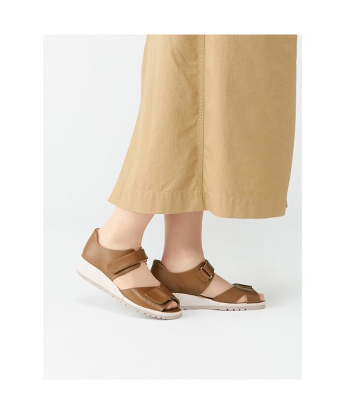 ペダラ レディース 2E 商品説明フィット感と屈曲性に優れたかかと付きサンダル。三点支持意匠のソールを採用し安定性に優れています。足首と甲は面テープで調節可能。2Eオブリークラスト Z1590367264(12100円)