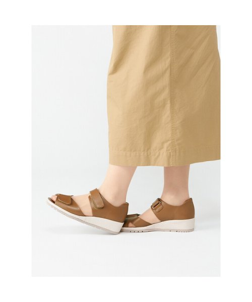 ペダラ レディース 2E 商品説明フィット感と屈曲性に優れたかかと付きサンダル。三点支持意匠のソールを採用し安定性に優れています。足首と甲は面テープで調節可能。2Eオブリークラスト Z1590367264(12100円)