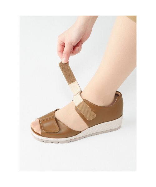 ペダラ レディース 2E 商品説明フィット感と屈曲性に優れたかかと付きサンダル。三点支持意匠のソールを採用し安定性に優れています。足首と甲は面テープで調節可能。2Eオブリークラスト Z1590367264(12100円)