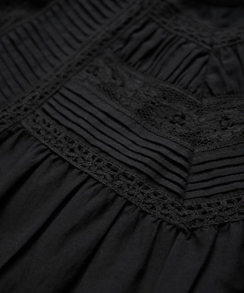 【WEB限定】コットンピンタックリバーレースラッフルブラウス 