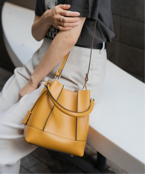 《追加予約》GIANNI NOTARO/ジャンニ ノターロ バケツガタバッグ 219/RUGA 商品説明メーカー品番：219/RUGA弊社カラー：メーカーカラーブラック(001)：NEROキャメル(025)：CUOIOイエロー(080)： F2039478243(15708円)