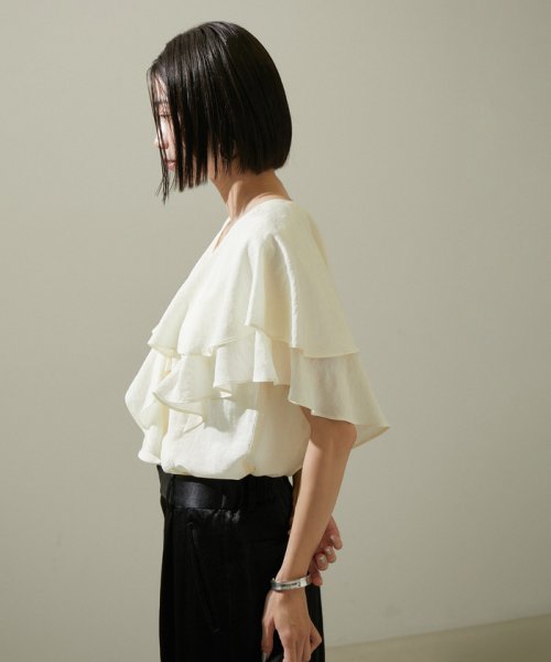 ラッフルカラーフレアスリーブブラウス 