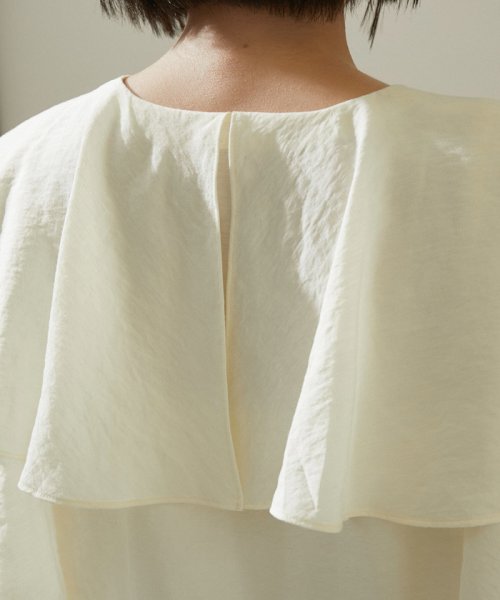 ラッフルカラーフレアスリーブブラウス 