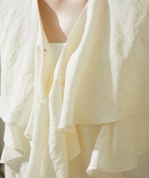 ラッフルカラーフレアスリーブブラウス 